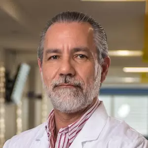 Dr. Nelson Bravo G. - Clínica de Especialidades Oftalmológicas, Santa Ana - Hospital Clínica Bíblica