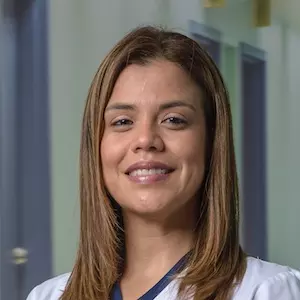 Licda. Paula Mora Vargas - Especialista en Terapia Física - Hospital Clínica Bíblica