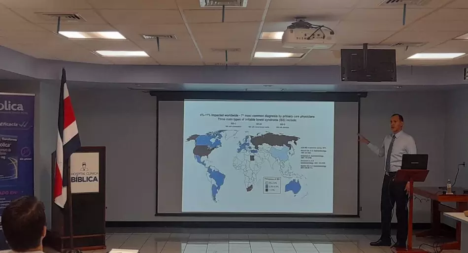 Jornada de Actualización de Patologías Digestivas Bajas en el Hospital Clínica Bíblica  Durante los días 23, 24 y 25 de mayo se realiza en el Auditorio Omega del Hospital Clínica Bíblica, sede San José, la Jornada de Actualización de Patologías Digestivas Bajas. Este evento tiene como objetivo refrescar el conocimiento de médicos internistas, generales y de familia, así como de cirujanos, e inclusive de nutricionistas, con respecto a las enfermedades del colon. “Hay una alta prevalencia en este tipo de enfermedades, tanto así que el Síndrome del Intestino Irritable es la segunda razón de incapacidad a nivel mundial, después de la gripe. O por ejemplo el cáncer de colon, que es el tercer cáncer más común en Costa Rica”, explicó el Dr. José Moreno, especialista en Gastroenterología, y coordinador de este evento.  La primera fecha pudo contar con la participación de 50 profesionales, quienes aclararon sus dudas e inquietudes de la mano de los siguientes especialistas en Gastroenterología del Hospital Clínica Bíblica: •	“Actualización del Síndrome de Intestino Irritable”, a cargo del Dr. José Moreno (https://www.clinicabiblica.com/es/jose-antonio-moreno-araya)  •	“¿Cuándo sospechar de colitis microscópicas?”, a cargo de la Dra. Marcela Porras (https://www.clinicabiblica.com/es/marcela-porras-alfaro)  •	“Actualización de la Enfermedad Diverticular”, a cargo del Dr. Álvaro Villalobos (https://www.clinicabiblica.com/es/alvaro-villalobos-garita)  •	“Diagnóstico Temprano de Cáncer de Colon”, a cargo del Dr. Cristian Campos (https://www.clinicabiblica.com/es/christian-campos-nunez)   El 29 de mayo se celebra el Día Mundial de la Salud Digestiva, fecha que busca concientizar a la ciudadanía sobre la importancia de mantener un sistema digestivo sano. 