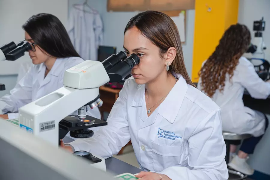 studiantes actuales del Instituto Parauniversitario ASEMECO con fines ilustrativos.