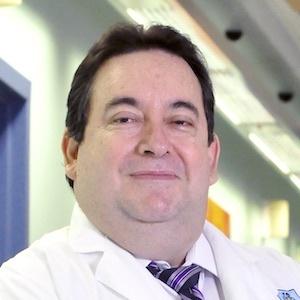 Dr. Carlos Eduardo León Solano - Especialista en Urología - Hospital Clínica Bíblica