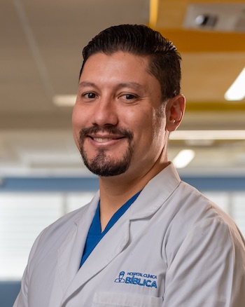 Dr. Dennis Rivera Melo, Especialista en Vascular Periférico - Hospital Clínica Bíblica