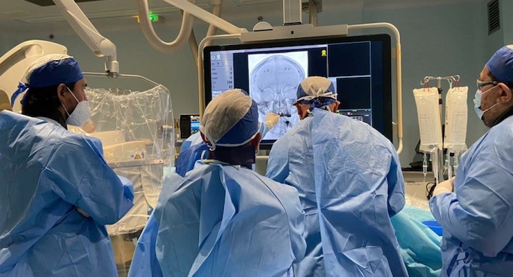cirugía intracraneal mínimamente invasiv