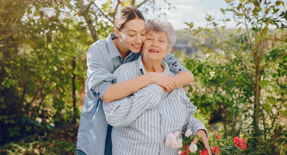 Apoyo emocional al adulto mayor en casa