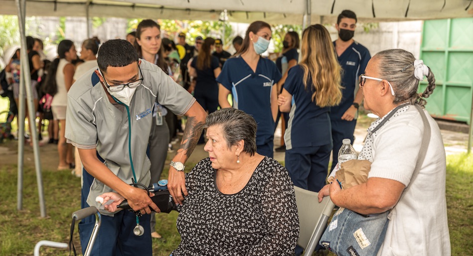 Fomentando el autocuidado de la salud en la comunidad de León XIII