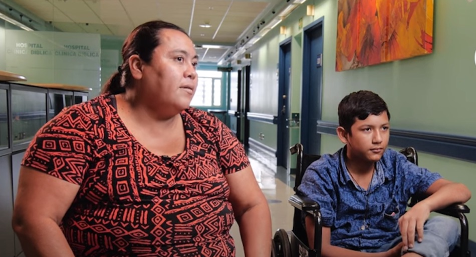 Moisés Zapata caminó por más de 10 años con los bordes externos de sus pies por una enfermedad de nacimiento.