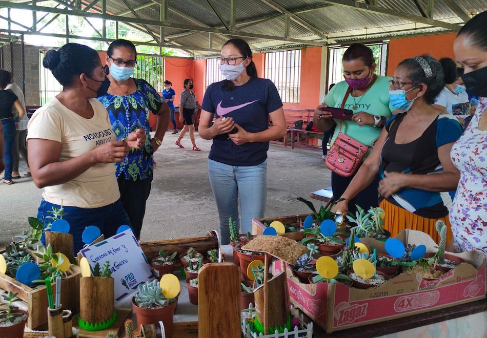 Feria de emprendimientos del Programa de Acción Social potencia talentos femeninos de la zona de Sarapiquí 
