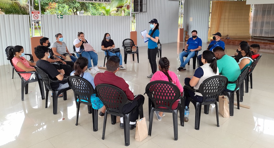 Juventud de Sarapiquí recibe guía psicológica y espiritual para un mejor desarrollo personal