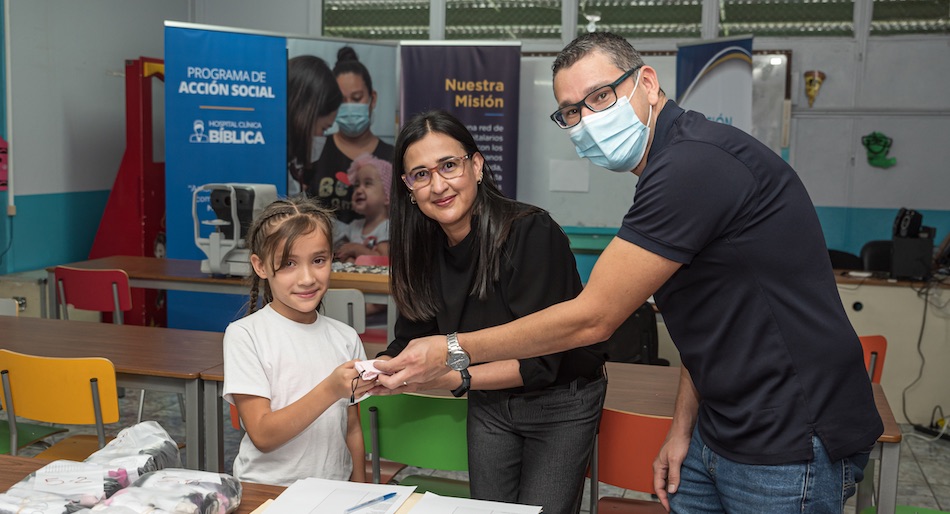 Mil niños en condición de vulnerabilidad mejoraron su salud visual gracias a el Hospital Clínica Bíblica y la Embajada de China